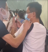 男子在合肥地铁站偷拍女生裙底